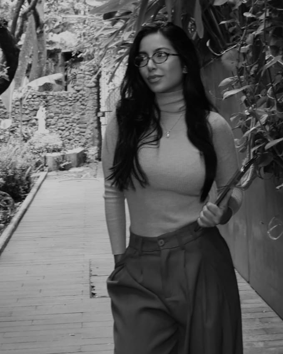 Camila Botero, fundadora de la metodología Health Trading y de The Golden Academy, caminando por un sendero entre plantas
